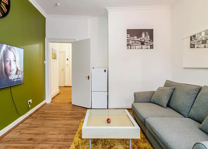Newly Furnished Flat 4 Minutes Walk To Metro