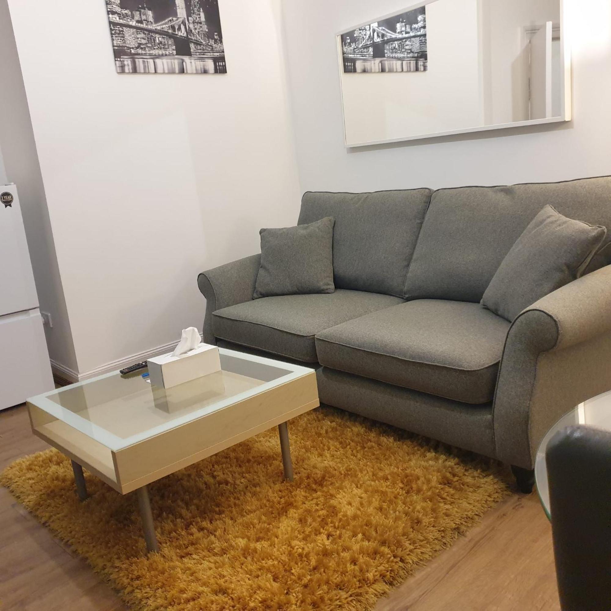 Apartment Newly Furnished Flat 4 Minutes Walk To Metro